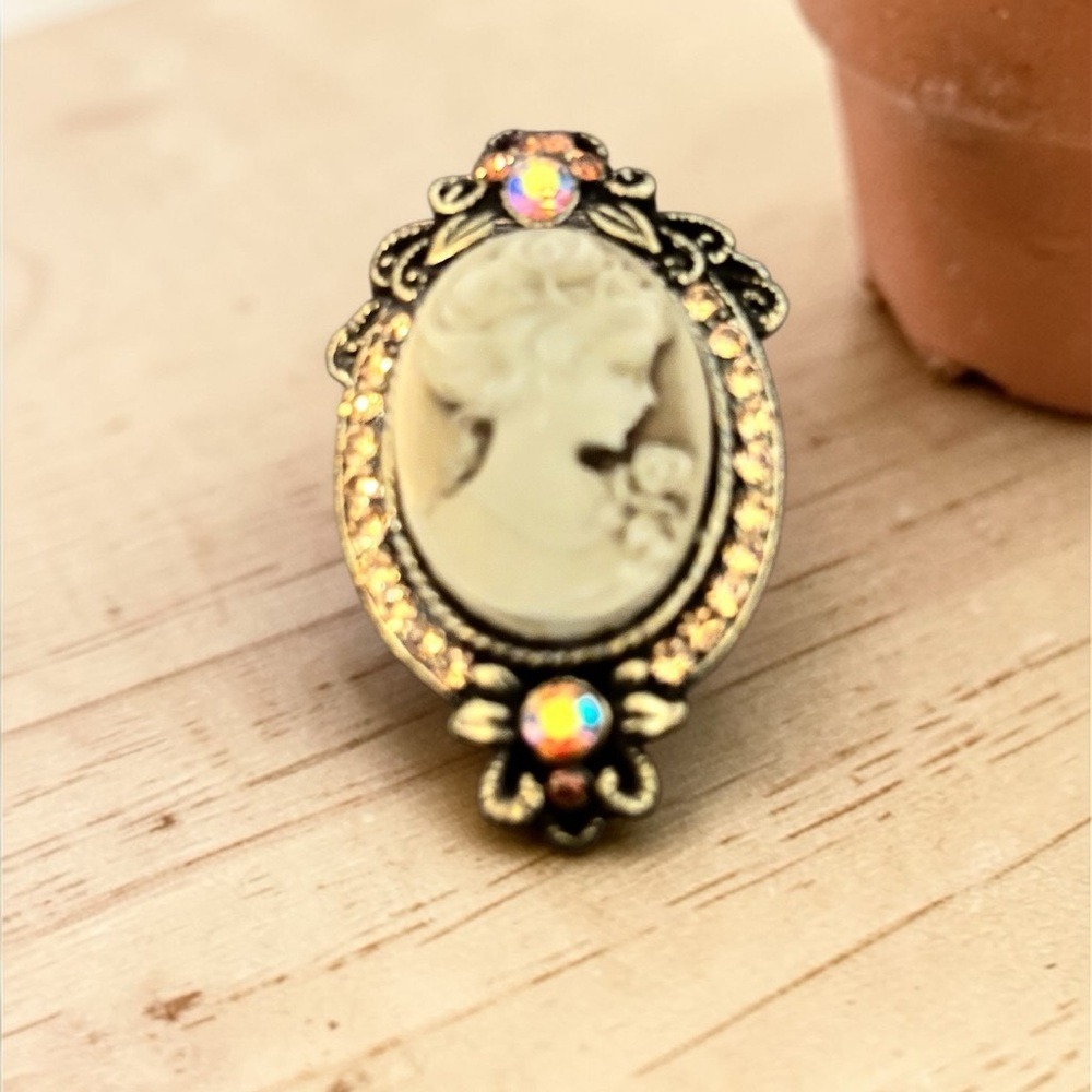 Small Cameo Brooch in Cream and Gold